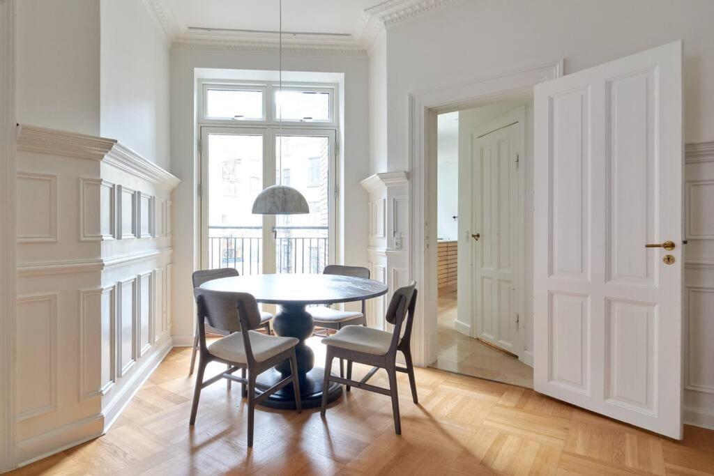 Spacious 3 Bedroom Manor Flat Next To Tivoli Копенгаген Экстерьер фото