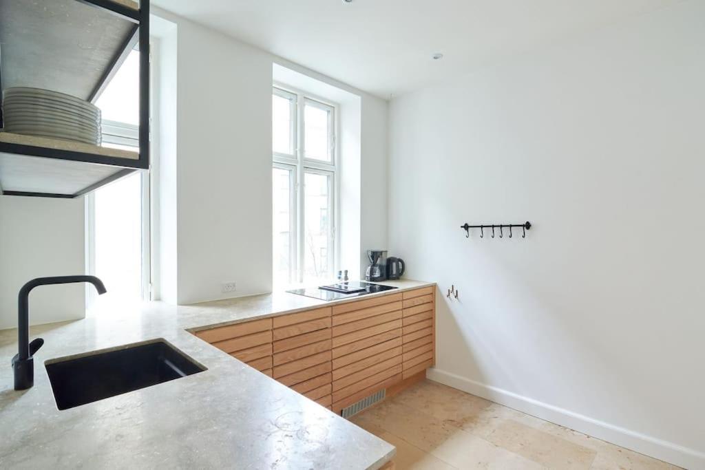 Spacious 3 Bedroom Manor Flat Next To Tivoli Копенгаген Экстерьер фото