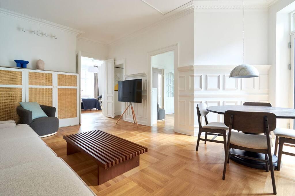 Spacious 3 Bedroom Manor Flat Next To Tivoli Копенгаген Экстерьер фото