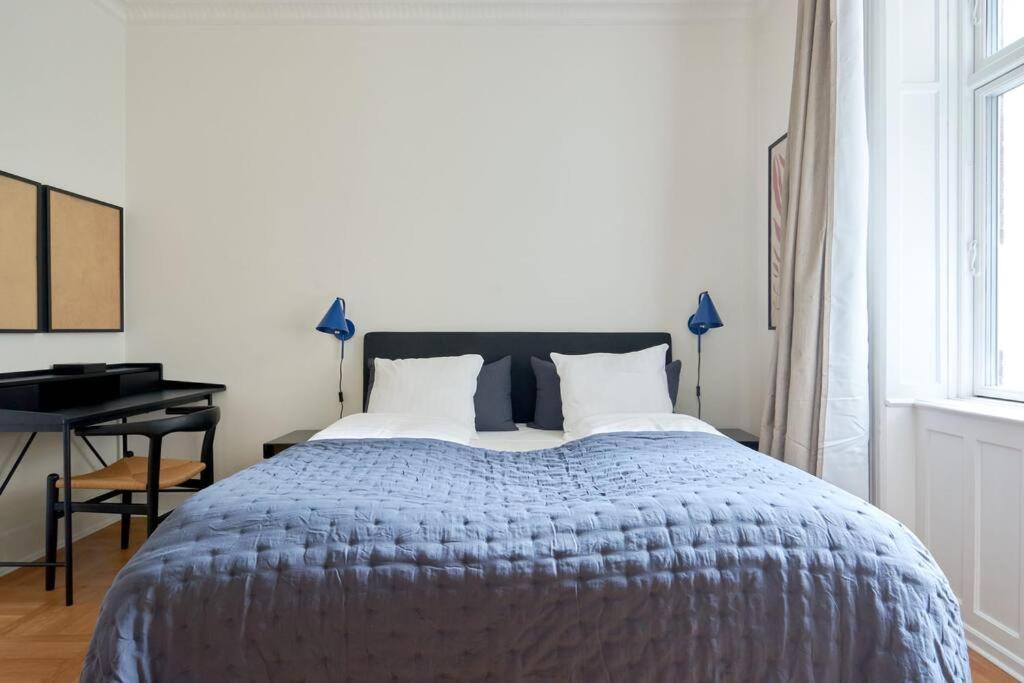 Spacious 3 Bedroom Manor Flat Next To Tivoli Копенгаген Экстерьер фото