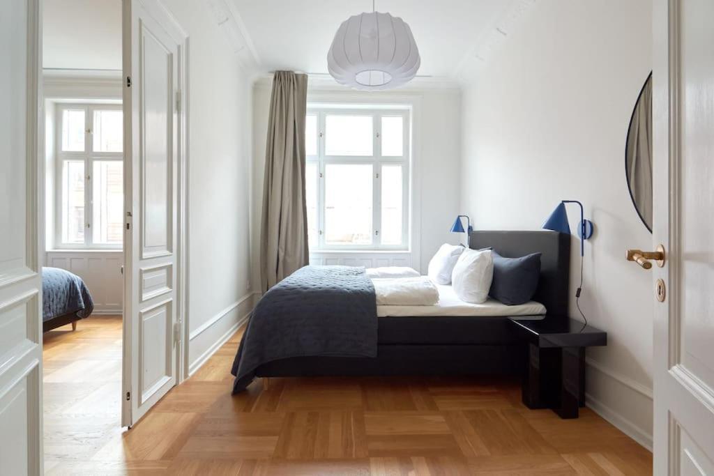 Spacious 3 Bedroom Manor Flat Next To Tivoli Копенгаген Экстерьер фото