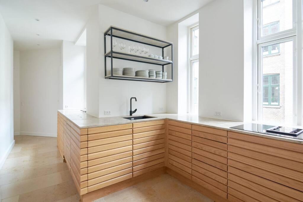 Spacious 3 Bedroom Manor Flat Next To Tivoli Копенгаген Экстерьер фото