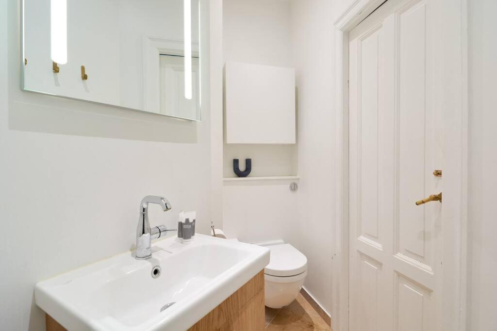 Spacious 3 Bedroom Manor Flat Next To Tivoli Копенгаген Экстерьер фото